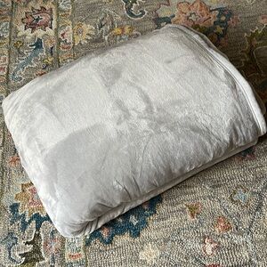 Luxuriant King Size Plush Blanket New, Never Used